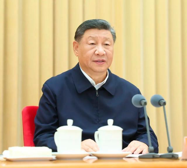 2024年9月9日至10日，全国教育大会在北京召开。中共中央总书记、国家主席、中央军委主席习近平出席会议并发表重要讲话，代表党中央向全国广大教师和教育工作者致以节日祝贺和诚挚问候。新华社记者鞠鹏 摄
