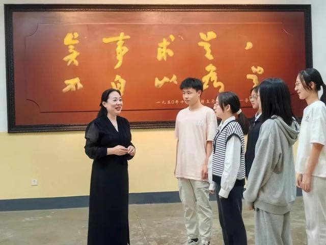 在毛泽东与第一师范纪念馆里，馆长杨丹在给学生上思政课。受访者供图