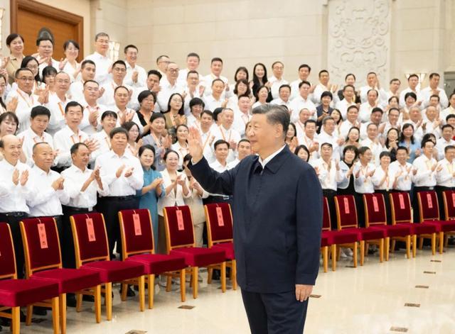 2024年9月9日，党和国家领导人习近平、李强、蔡奇、丁薛祥等在北京接见参加庆祝第四十个教师节暨全国教育系统先进集体和先进个人表彰活动代表。新华社记者李涛 摄