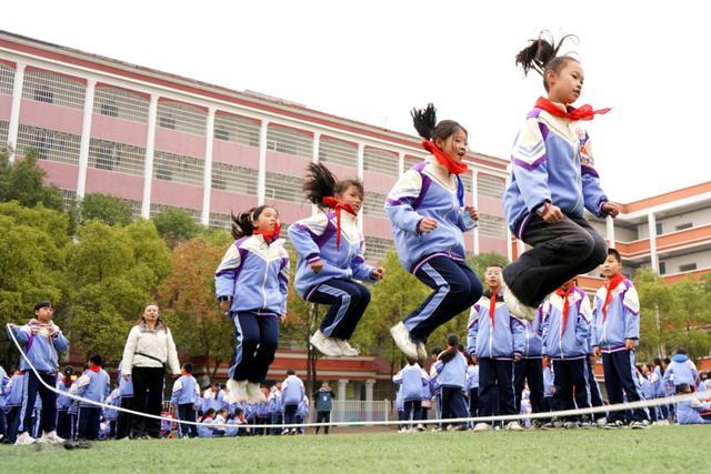 江西省宜春市上高县第四小学的孩子们利用课间十分钟参加跳绳活动。陈旗海 摄